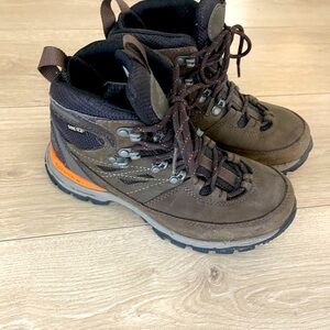 Woman’s North Face Brown Hiking Boot, excellent used condition
